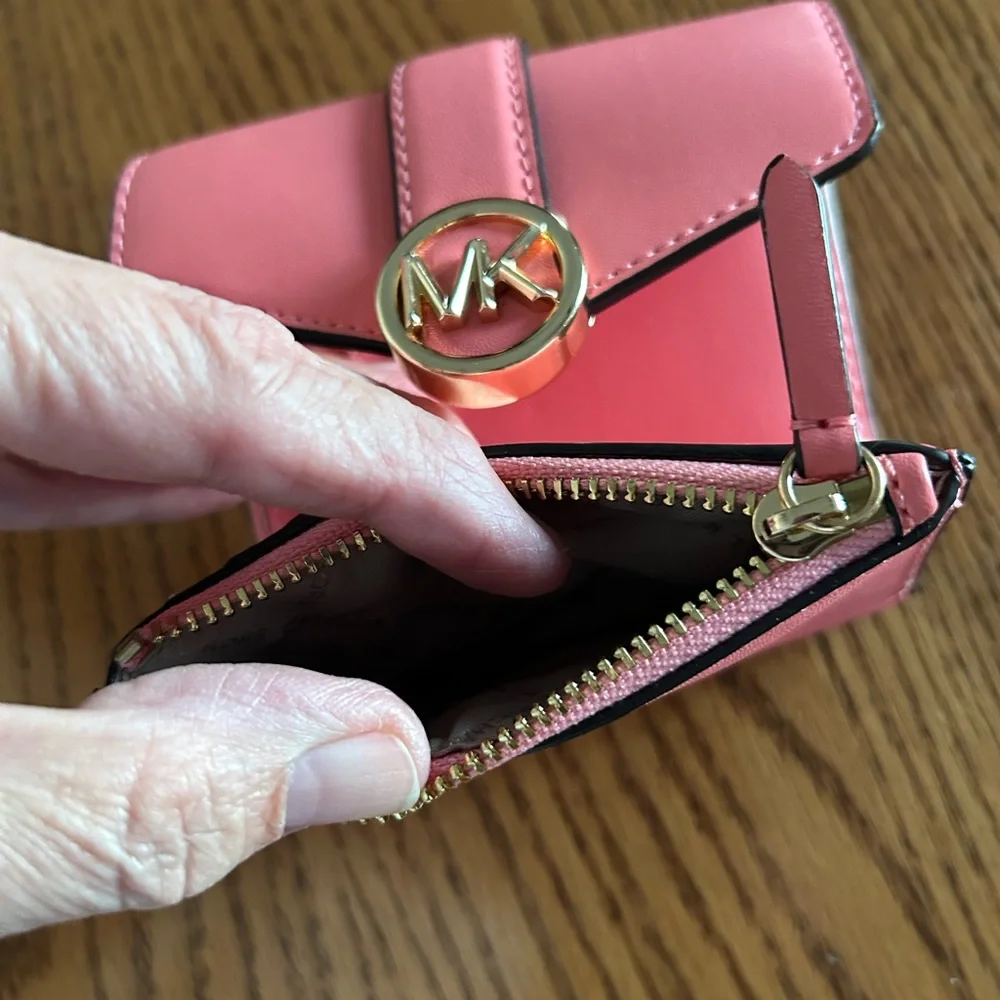 Michael Kors Trifold Medium Wallet New Without Tags Never Used Grapefruit - Picture 4 of 8